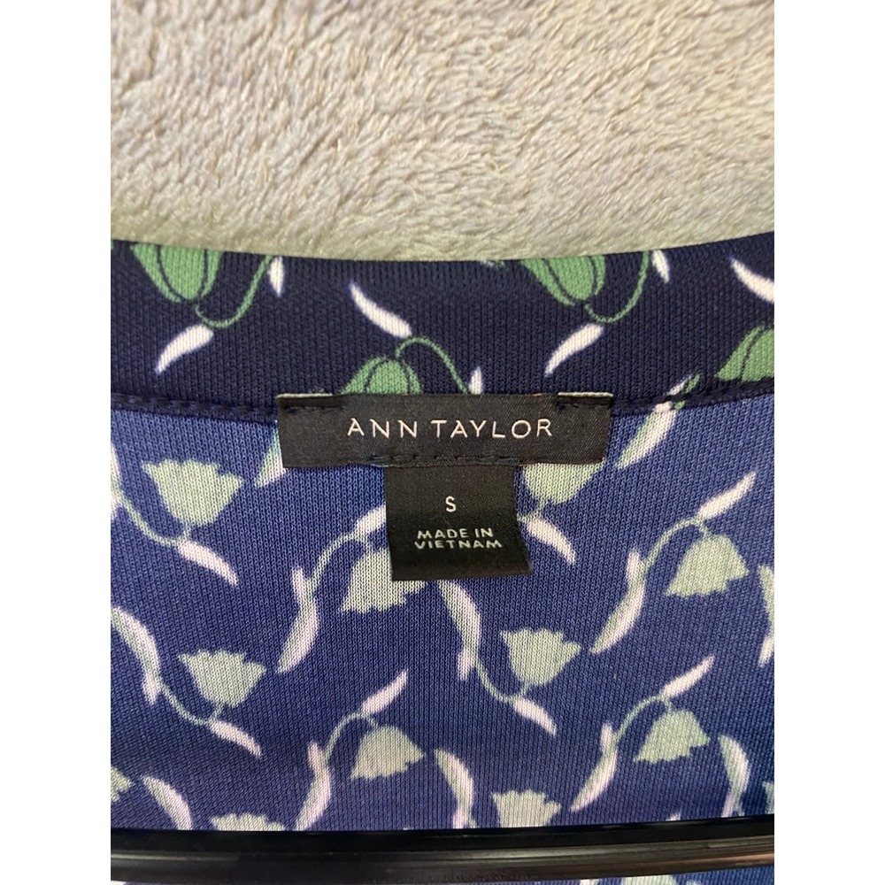 Ann Taylor Navy Blue Green Floral Tulip Faux Wrap Tie Waist Top Blouse Size S - Picture 2 of 5